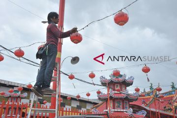 Persiapan Jelang Perayaan Imlek di Palembang