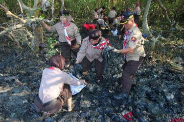 Pramuka bersihkan sampah plastik