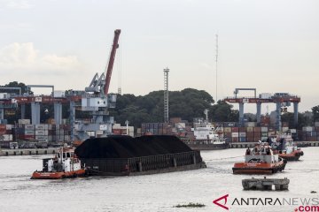 Kapal terbalik di Sungai Barito hanyut terbawa arus