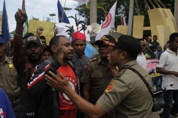 Protes Pencegahan Keberangkatan Mahasiswi Alor