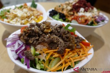 Semangkuk salad sehat dengan cita rasa dunia