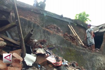 20 Rumah di Jember ambruk akibat angin kencang