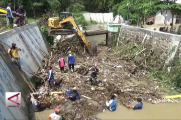 Hujan deras, jembatan di Kota Madiun roboh