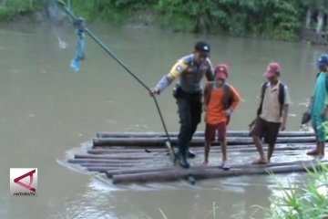 Menyeberang sungai dengan rakit demi bersekolah