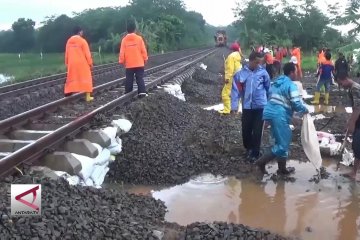 Rel Kereta Api di Batang tertimbun longsor