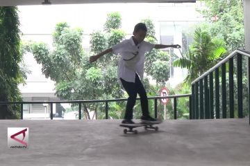 Bermain skateboard di kolong jalan layang Slipi