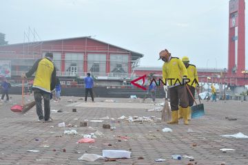 Sisa-Sampah Tahun Baru di Palembang