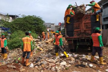 Sampah 20 meter kubik di Fatmawati dibersihkan