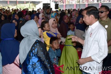 Senangnya Ibu Dedeh bisa ketemu dan bersalaman dengan Jokowi