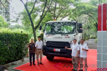 Isuzu GIGA tractor head baru mampu angkut beban hingga 46 ton