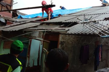 Angin kencang rusak empat rumah di Koja