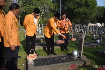 Ziarah makam pahlawan HUT MKGR