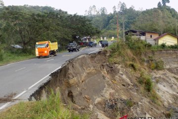 Jalan lintas nasional Bireuen-Takengon di Aceh putus diterjang longsor