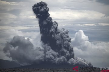 Gunung Anak Krakatau semburkan kolom abu setinggi 1.000 meter