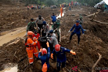 Evakuasi jenazah korban longsor Gowa