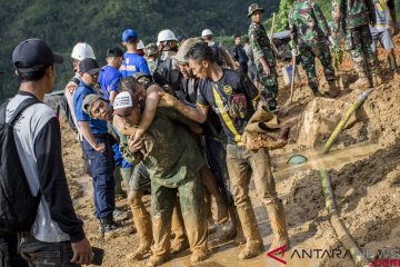 Tim pencari berusaha menemukan 11 lagi korban longsor Sukabumi