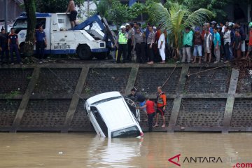 Mobil masuk banjir  kanal