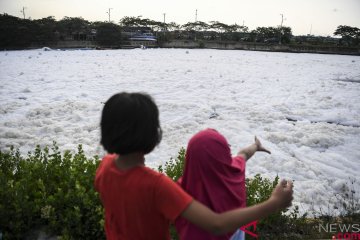 Air di kanal banjir timur berbusa