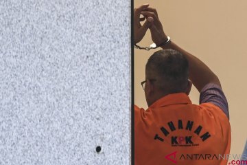 Tangan tahanan KPK diborgol