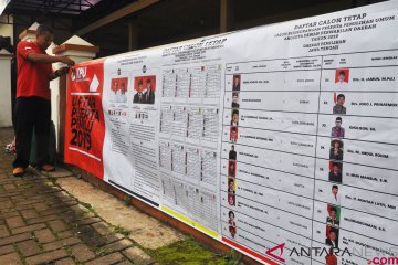 Pemasangan spanduk sosialisasi Pemilu 2019