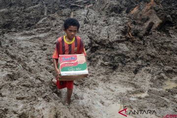 Penyaluran bantuan logistik terkendala akses jalan yang terputus