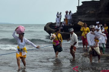 Persembahyangan umat Hindu di Pura Tanah Lot