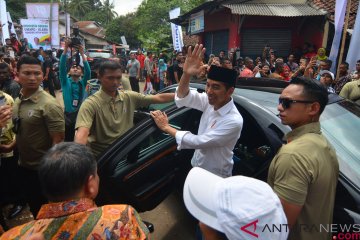 Presiden bagikan sertifikat wakaf