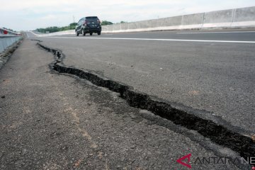 Jalan tol Pemalang-Batang retak