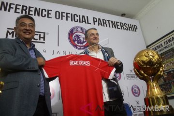 AREMA KENALKAN PELATIH BARU
