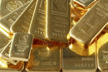 Harga emas bangkit setelah jatuh kemarin, dipicu pelemahan dolar AS