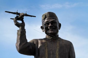 Patung BJ Habibie di Gorontalo