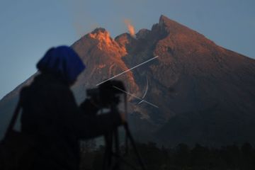 Pertumbuhan kubah lava Gunung Merapi