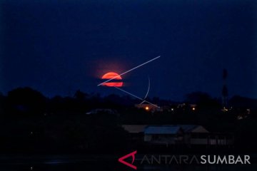 JELANG FENOMENA SUPERMOON DI INDONESIA