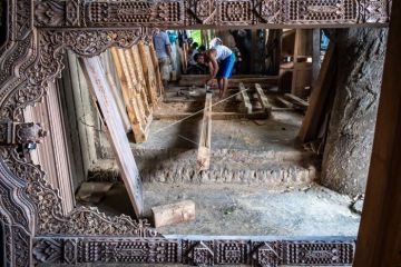 Kerajinan ukiran kayu jati