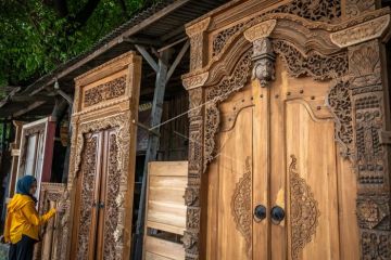 Kerajinan ukiran kayu jati