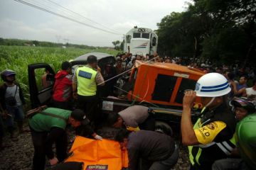 Kecelakaan mobil tertabrak kereta api