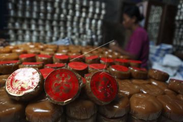 Produksi kue keranjang
