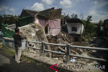 RUMAH ROBOH TERGERUS BANJIR