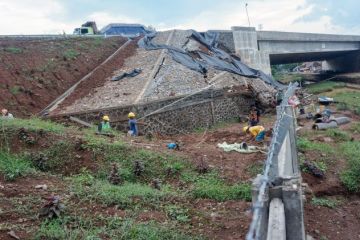 Talut longsor di jalan tol Batang-Semarang