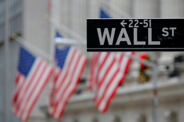 Wall Street merosot, data ekonomi utama AS melemah