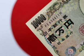 Melemah, dolar AS diperdagangkan di paruh atas 111 yen