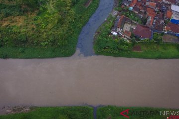 Pembuangan limbah ke Sungai Citarum