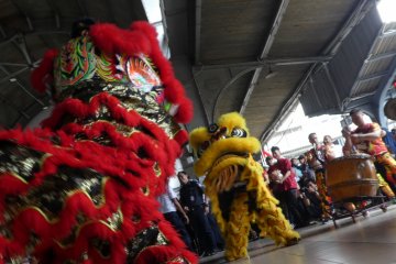 Barongsai hibur penumpang Stasiun Jakarta Kota