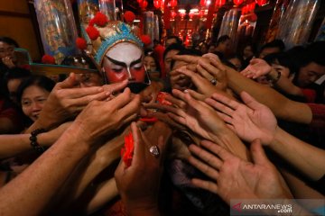 Imlek untungkan pedagang burung pipit