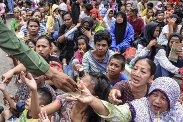 Warga terima angpao Imlek