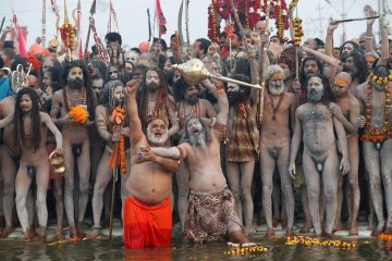 Puluhan ribu pemeluk Hindu mandi kudus di Gangga