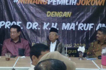 Kiai Ma'ruf  Amin dan Komunitas Masyarakat Minang nikmati nasi padang