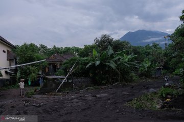 Sinar api Gunung Agung teramati dari Bukit Asah