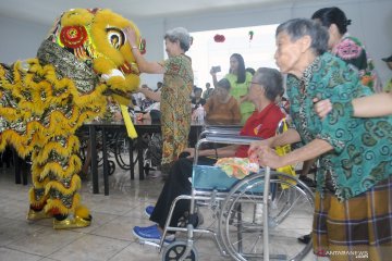 Atraksi barongsai di panti jompo