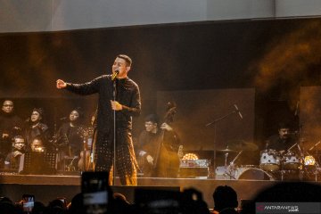 Konser monokrom Tulus